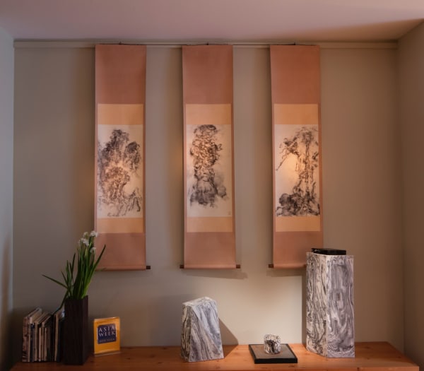 Instalation view of Bingyi: Land of Immortals, Joan B Mirviss LTD, New York, 2022 "冰逸：众神之地"展览现场，纽约Joan B Mirviss LTD，2022